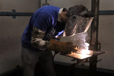 A student welding at ϲʿѯ