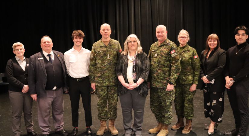 Students and ϲʿѯ staff members pose with Canadian Chief of Defence Staff, General Wayne Eyre