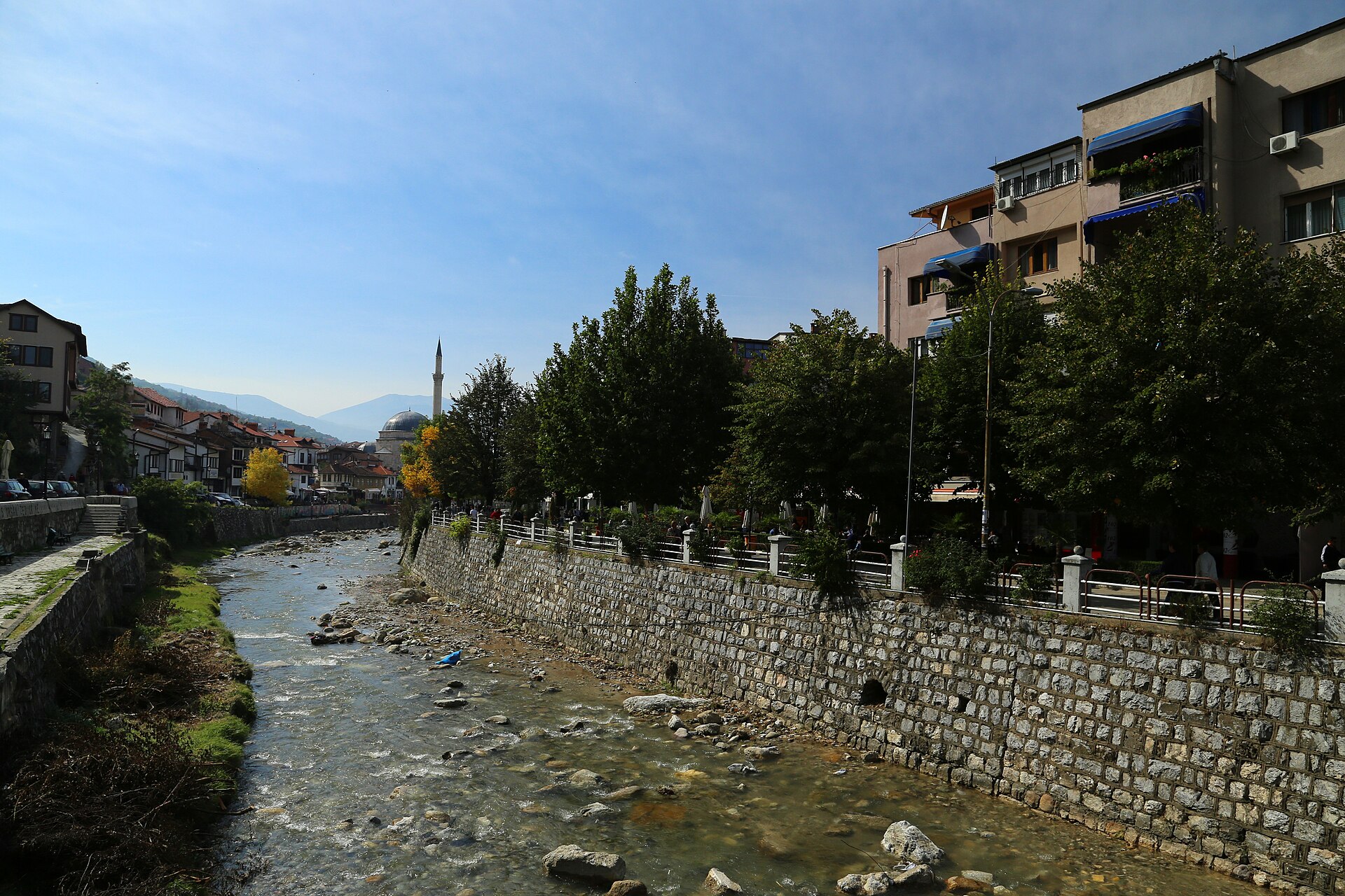 Lumi Lumbardhi dhe qyteti i vjetër i Prizrenit, Kosovë, me Xhaminë e Sinan Pashës në sfond